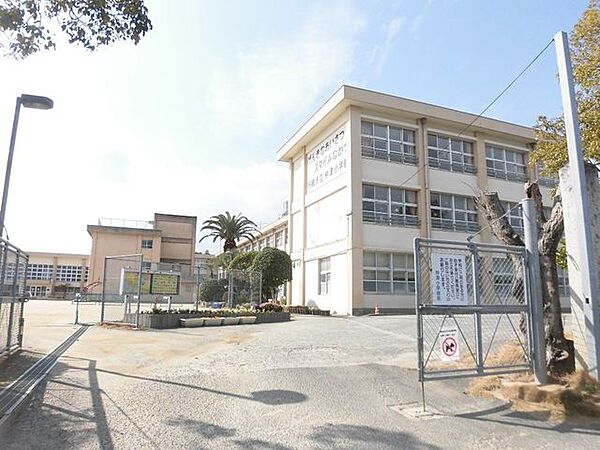 行橋市立仲津小学校まで徒歩約9分。 660m