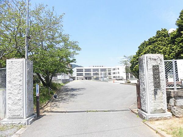 行橋市立仲津中学校まで徒歩約12分。 920m