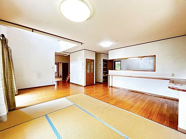 【リフォーム中販売】リビング別アングル写真です。壁・天井はクロスを張替え、畳はフロアタイル張替えを行う予定です。
