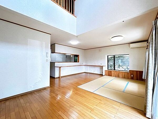 【リフォーム中販売】リビングは約24帖あります。壁・天井はクロス張り替え、照明も新品に交換します。畳はフロアタイルに張り替えます。