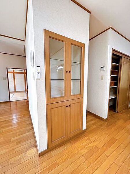 【リフォーム中販売】リビング収納その2です。クロスの張替えを行います。
