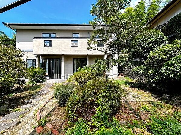 【リフォーム中販売】庭木を伐採し砂利敷きを行います。外壁と部分補修、塗装を行い、明るく温かみのあるお家に仕上げていきます。閑静な住宅街にあるお家です。