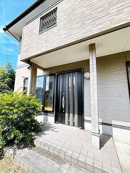 【リフォーム中販売】玄関扉はクリーニングを行います。気持ち良く1日のスタートを始めて頂ければと思います。
