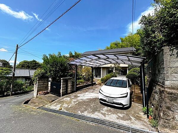 【リフォーム中販売】駐車場です。駐車スペースを拡張し、4台まで駐車できる予定です。カーポートは撤去予定です。