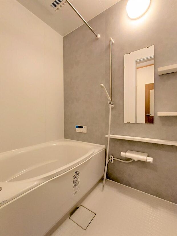 【リフォーム済】浴室はLIXIL製の新品のユニットバスに交換しました。足を伸ばせる1坪サイズの広々とした浴槽で、1日の疲れをゆっくり癒すことができますよ。