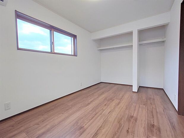 【リフォーム済】2階6帖の洋室です。収納スペースが広く取ってありますので便利ですね。