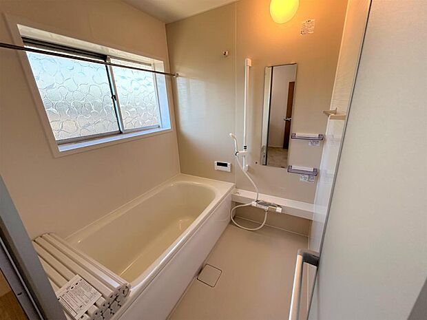 【同仕様写真】浴室はハウステック製の新品のユニットバスに交換しました。浴槽には滑り止めの凹凸があり、床は濡れた状態でも滑りにくい加工がされている安心設計です。