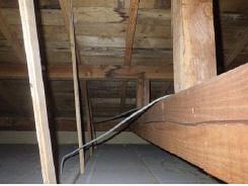 【床下写真】中古住宅の3大リスクである、雨漏り、主要構造部分の欠陥や腐食、給排水管の漏水や故障を2年間保証します。その前提で屋根裏まで確認の上でリフォームし、シロアリの被害調査と防除工事もおこないます