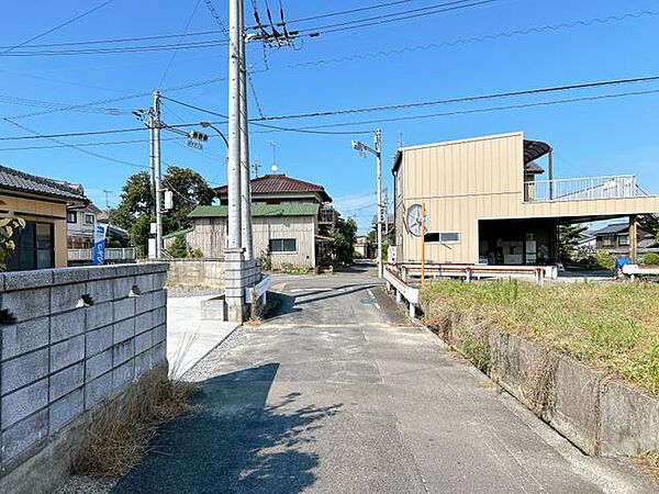 【リフォーム済】前面道路です。南西側の角地になるので日当たりが良いですね。