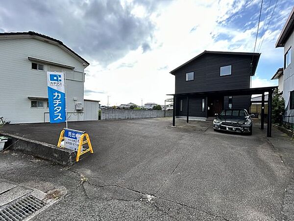 【現況】土地は道路側が土間打ちされておりお手入れがしやすくなっております。