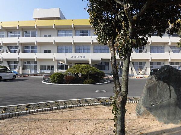 【小学校】新居浜市立泉川小学校まで約1600ｍ（徒歩約20分）です。毎日の通学で足腰を鍛えられますね。 2000m