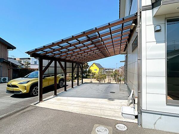 【リフォーム済】南西側の差し掛けは、洗濯物干し場や駐輪場として使用するのに便利です。勝手口から出ることができます。