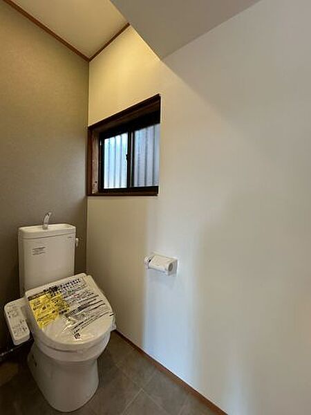 【リフォーム済】トイレは新品交換しました。床はクッションフロア、壁と天井はクロスで仕上げました。