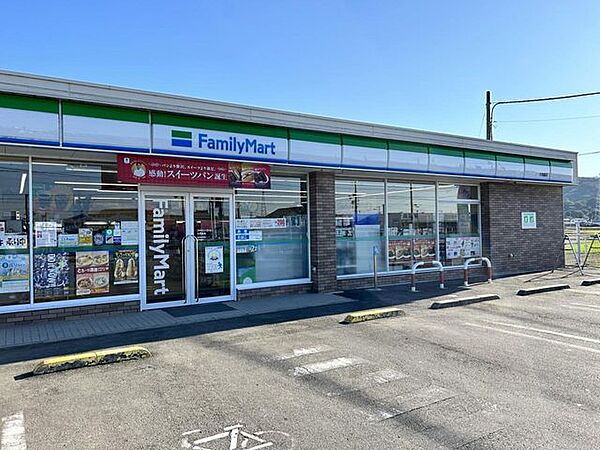 Aコープ　おおにしアシスタ 【コンビニ】ファミリーマート大西紺原店まで約1300ｍ（車で約3分）です。 1500m