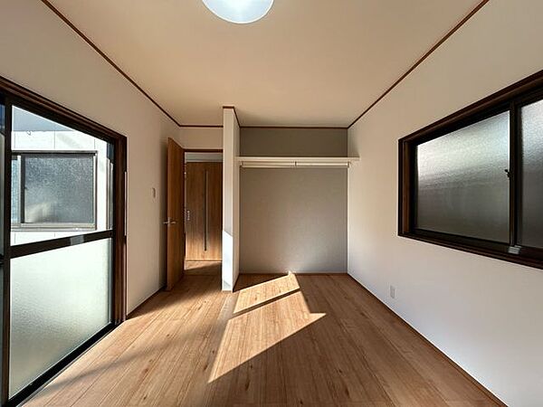 【リフォーム済】もともとダイニングキッチンだったお部屋は、フローリング張替えを行い、洋室として仕上げました。オープンクローゼットを新設しました。