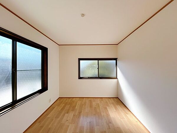 【リフォーム済】2階南西側洋室は、クッションフロア重ね張りとクロス張替えを行いました。