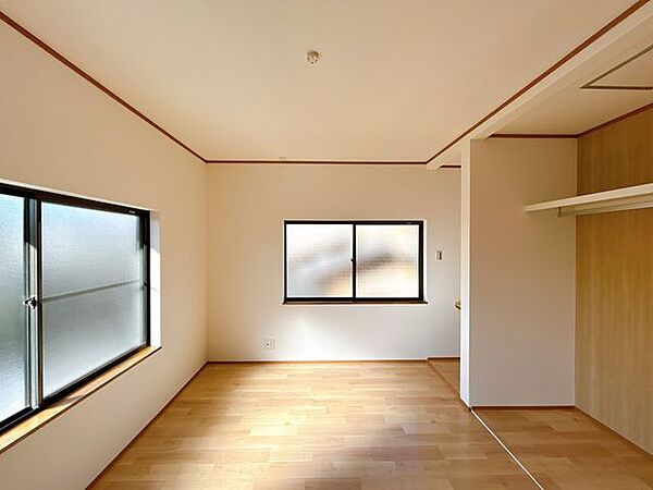 【リフォーム済】2階北東側のお部屋は、和室から洋室に間取り変更を行いました。クッションフロアとクロス張替えで仕上げました。