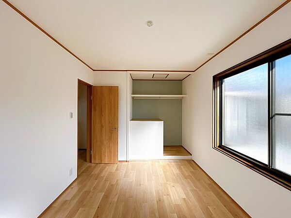 【リフォーム済】2階南西側洋室の収納は、オープンクローゼットで仕上げました。真ん中を壁で仕切り、向かって右側には枕棚とハンガーポールを新設しました。