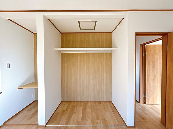 【リフォーム済】2階北東側のお部屋の収納は、もともと押し入れだった部分をオープンクローゼットで仕上げました。