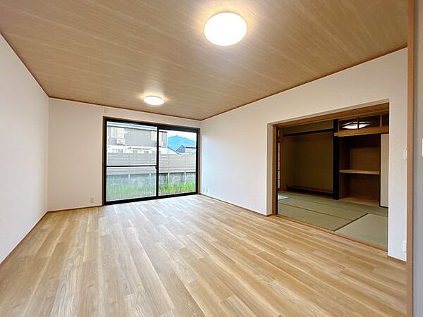 【リフォーム済】リビングはクロス張り替え、フロア上張り、照明交換をおこないました。