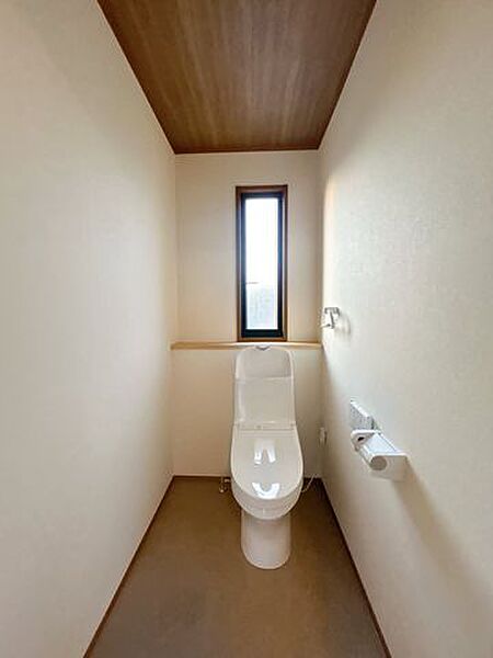 【リフォーム済】2階トイレは新品交換、クロス張り替え、クッションフロア張り替え、照明交換をおこないました。