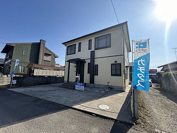 【リフォーム済】別アングルから見た外観です。外壁塗装をおこないました。