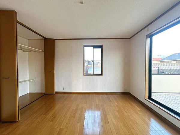 【リフォーム済】2階8帖洋室はクリーニングをおこないました。