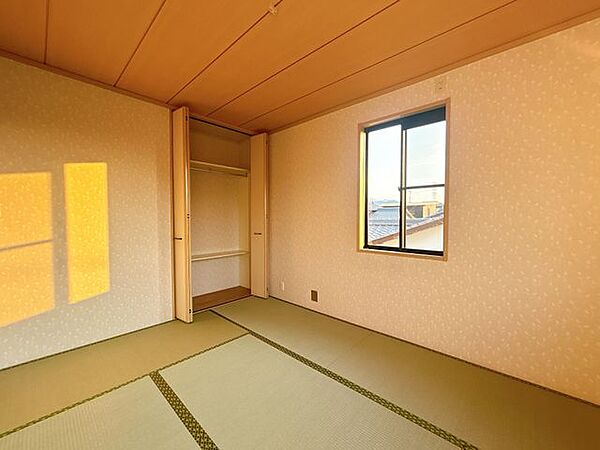 【リフォーム済】別アングルから見た2階6畳和室です。クリーニングをおこないました。