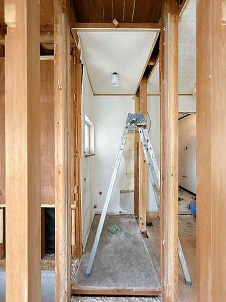 【リフォーム中】トイレは床クッションフロア張替、天井・壁クロス張替を行い、建具・便器は新品交換します。