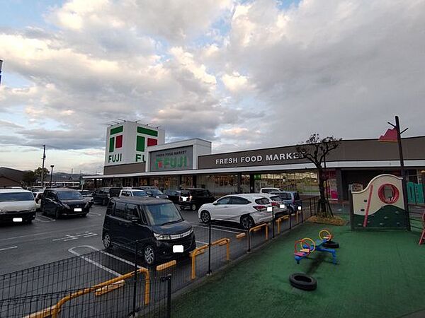 【スーパー】フジ新居浜駅前店まで約1600ｍ（徒歩約20分）です。