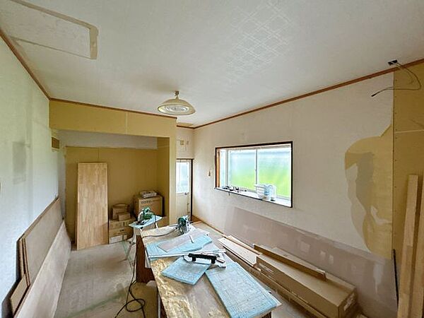 【リフォーム中】DK部分は床フローリング張替、天井・壁クロス張替を行い、洋室に変更します。