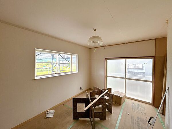 【リフォーム中】2階南東洋室は床クッションフロア張替、天井・壁クロス張替、建具新品交換を行います。