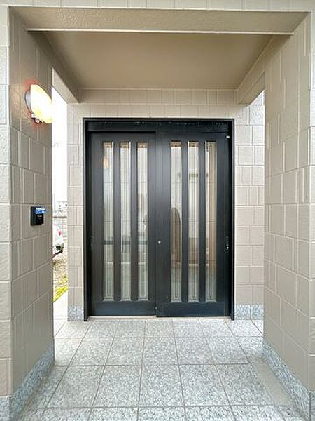 【リフォーム中】玄関はクリーニングを行いました。また、外壁は塗装を行いました。玄関ドアは網戸付きのため、換気ができます。
