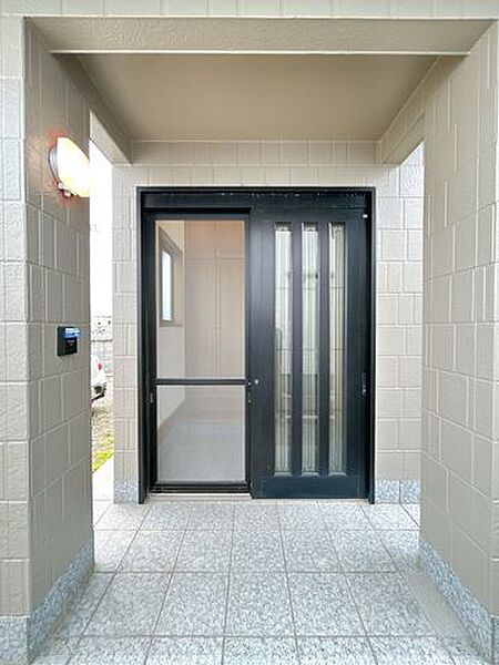 【リフォーム中】玄関ドアは網戸付きのため、換気ができます。