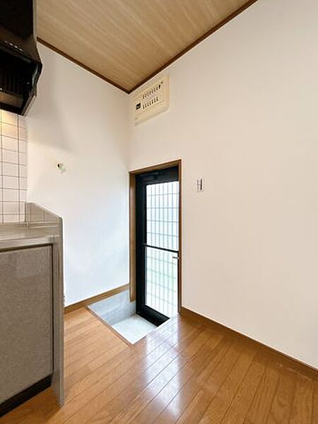 【リフォーム中】キッチン横には、庭に出られる勝手口があります。