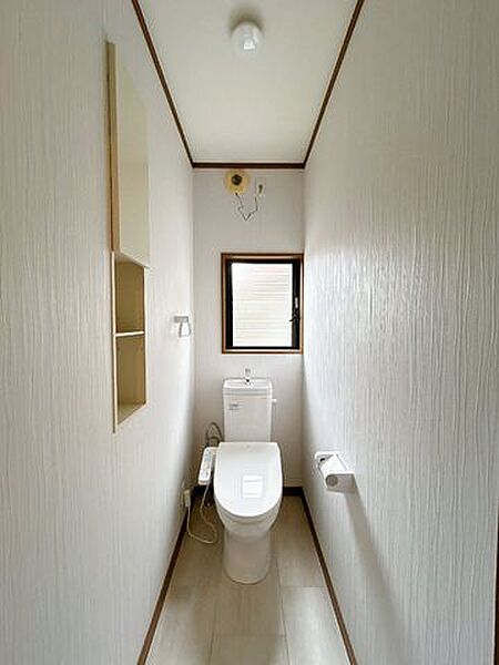 【リフォーム中】トイレは、クッションフロアの張替えとクロス張替えを行いました。便器新品交換しました。