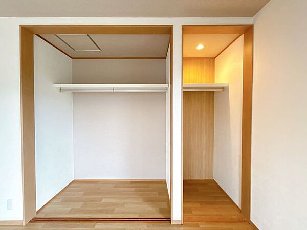 【リフォーム中】2階北東側洋室の収納はオープンクローゼットで仕上げました。枕棚とハンガーポールを新設しました。また、隣には机と棚を作成します。