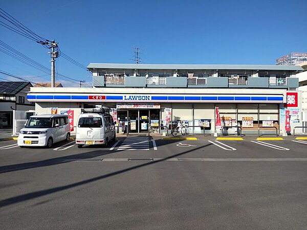 【コンビニ】ローソン新居浜高津店まで約700ｍ（徒歩で約9分）です。