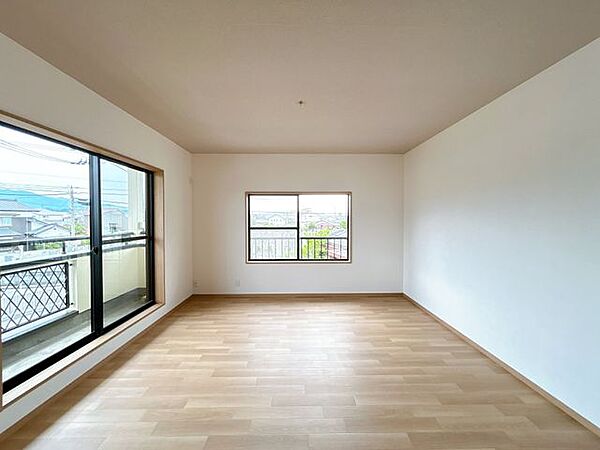 【リフォーム中】2階南側洋室は和室から洋室に変更しました。クッションフロアとクロスで仕上げました。