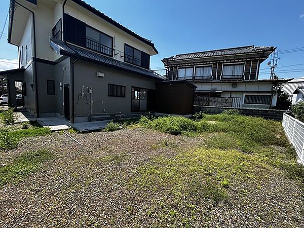 【リフォーム中】物件の北側の写真です。お庭として使う十分なスペースがあります。