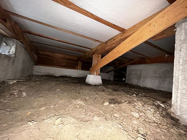 中古住宅の3大リスクである、雨漏り、主要構造部分の欠陥や腐食、給排水管の漏水や故障を2年間保証します。その前提で床下まで確認の上でリフォームし、シロアリの被害調査と防除工事もおこないます。
