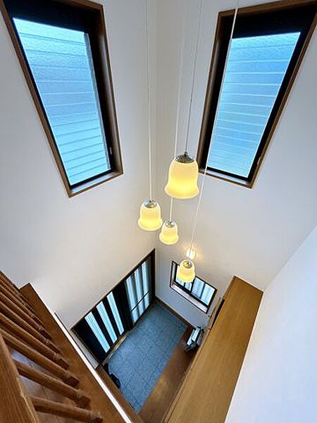 【リフォーム中】玄関は部分は吹き抜けとなっています。照明は昇降式のため電球交換が簡単です。