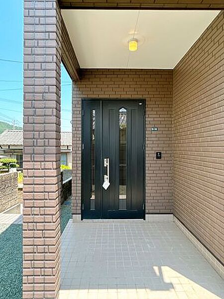 【リフォーム済み】玄関ポーチです。雨の日の来客時でも濡れずに対応できます。鍵交換、照明交換、インターホン交換を行いました。