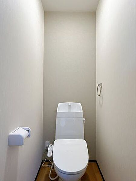 【リフォーム済み】1階トイレは床のクッションフロア張替えと壁天井のクロス張替えを行いました。便器も新品交換しました。
