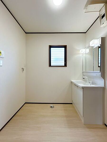 【リフォーム済み】洗面化粧室はクッションフロア張替えとクロス張替えを行いました。