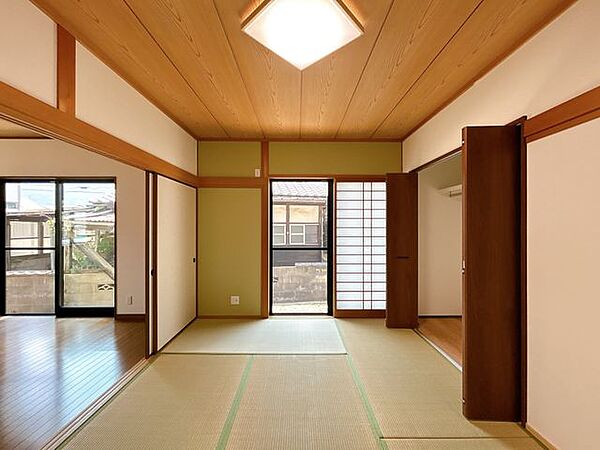 【リフォーム済み】1階和室はクロス張替えと畳の表替え、障子・襖の張替えを行いました。