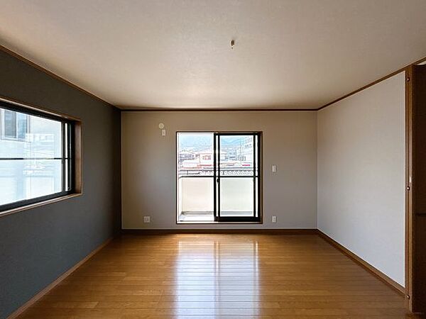 【リフォーム済み】2階南東側の洋室はクロス張替えを行いました。
