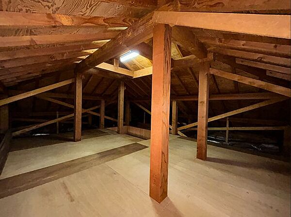 【リフォーム済み】小屋裏です。2階廊下に階段が収納されており、小屋裏収納が隠されています。