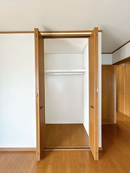 【リフォーム済み】2階南東側洋室の収納は建具のクリーニングと枕棚・ハンガーポールの新設を行いました。