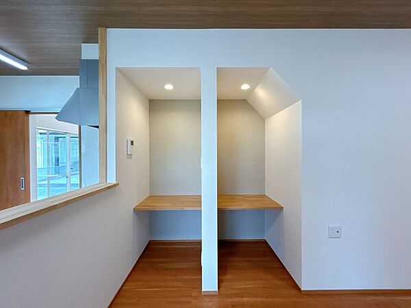 【リフォーム済】階段下はデスクスペースを作成しました。